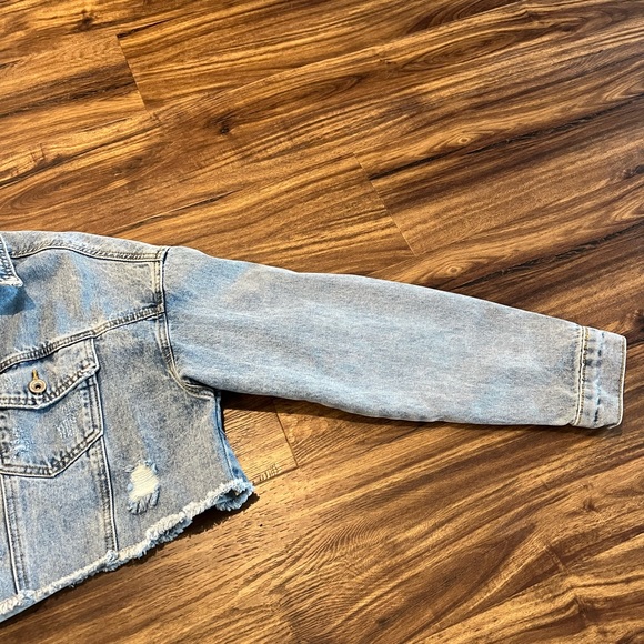 Revolve Oversized Distressed Cropped Denim Jacket NEVER WORN - Picture 8 of 9